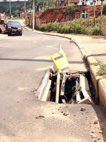 Boca de lobo quebrada no Bairro Borboleta 2 Problema ocorre na Rua Margarida de Lima