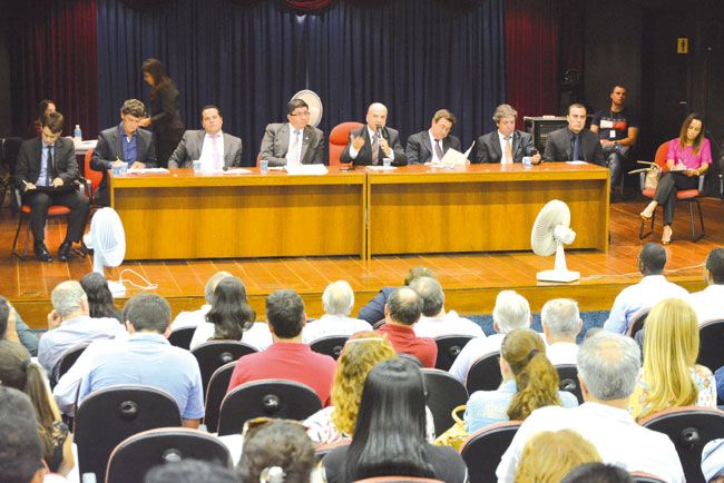 Dívida deve ficar com o Estado 2 Representantes de mais de 30 municípios participaram das discussões no auditório do BB (MARCELO RIBEIRO/16-04-15)