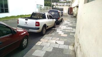 Carros estacionados em local irregular no HPS 2 Situação prejudica o trânsito de ambulâncias no local