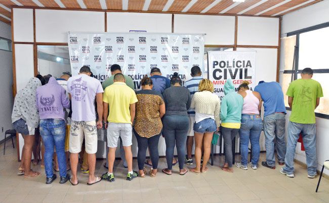 Só em Juiz de Fora, foram mobilizados cerca de cem policiais civis,  para cumprir os mandados de prisão. Suspeitos foram para a delegacia (Marcelo Ribeiro/24-04-15)