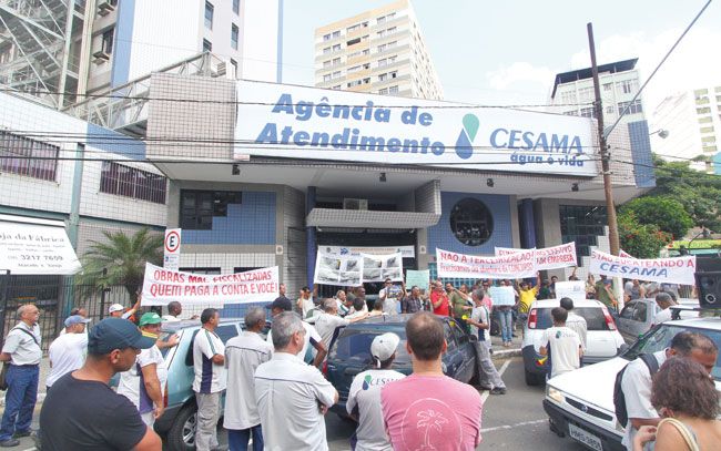 Servidor protesta e aponta irregularidade 2 Trabalhadores fizeram passeata no Centro até chegar ao prédio da Cesama (FELIPE COURI/17-04-15)