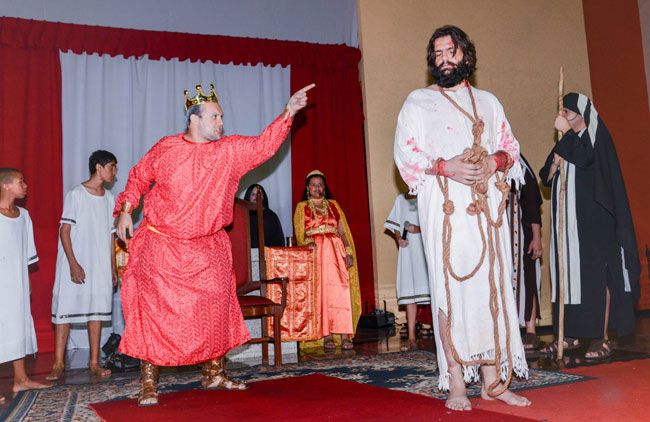 ultimos dias da vida de jesus sao lembrados em apresentacoes teatrais como a da paroquia santa luzia