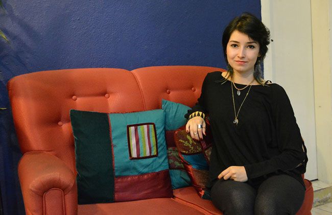 A juiz-forana Helena Travnik assina a primeira individual, em cartaz na Flux Café