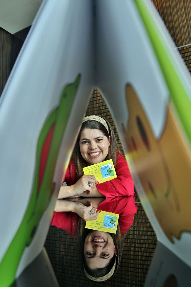 A professora da UFJF e escritora autografa o livro neste sábado