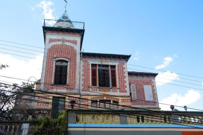 Ali ocorreram saraus, festas e eventos. Dali, surgiram quadros e artistas. O Castelinho dos Bracher, residência familiar, tornou-se o memorial de uma geração que vivia entre pincéis, canetas e sons