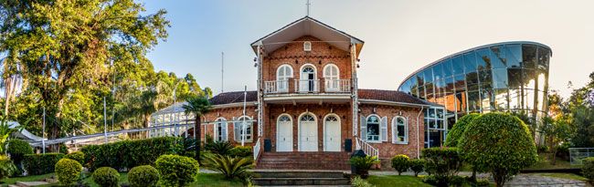 Antes residência de uma família de imigrantes germânicos, a sede da casa noturna Privilège representa o que foi feito com o passado arquitetônico da cidade, ressignificado ao longo dos anos e pronto para os dias de amanhã