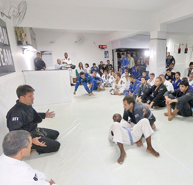 Murilo Bustamante em JF 2 Bustamante (de joelhos) orienta atletas LEONARDO COSTA/7-05-15)