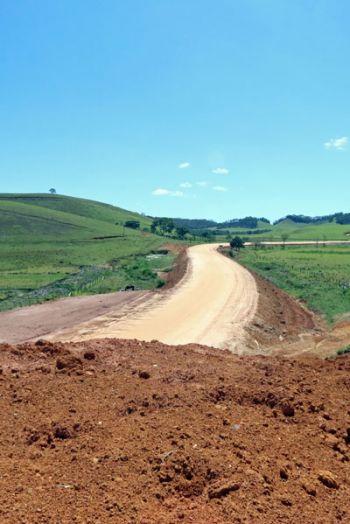 Construção de via está parada desde outubro