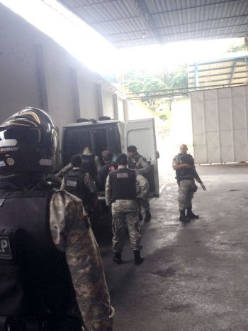 Escoltados por agentes penitenciários, suspeitos do crime chegam na delegacia para depor (Michele Meireles)