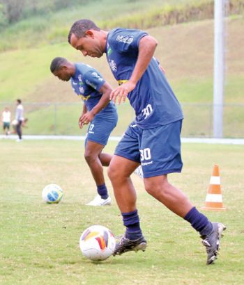 Futebol solidário 2 Genalvo roubou a bola e iniciou jogada de gol em Tombos (LEONARDO COSTA/14-05-15)