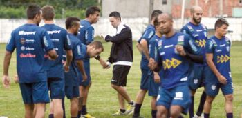 Novidade no terreiro 2 Gustavo Shiroma (ao centro) substitui Luís Augusto Alvim, que foi para o Sampaio Corrêa (Leonardo costa 11-05-15)