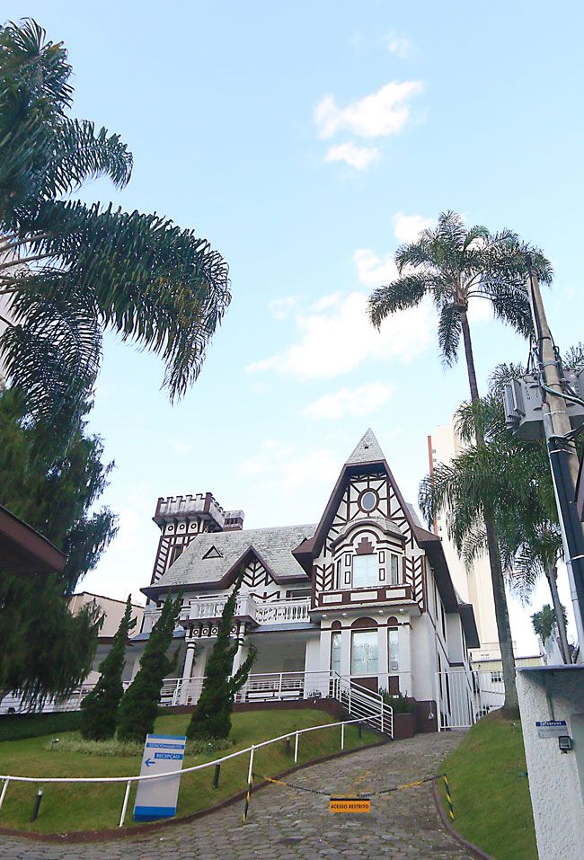 Hoje povoada de prédios na região central, a Avenida Rio Branco já foi lugar de casarões como o do número 3.029, hoje sede de uma clínica médica, e da curiosa casa que ficava ao lado do também finado Cine Excelsior