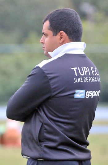 Primeiro ato 4 Leston Júnior acredita ter montado um time competitivo e comprometidoLEONARDO COSTA/14-05-15