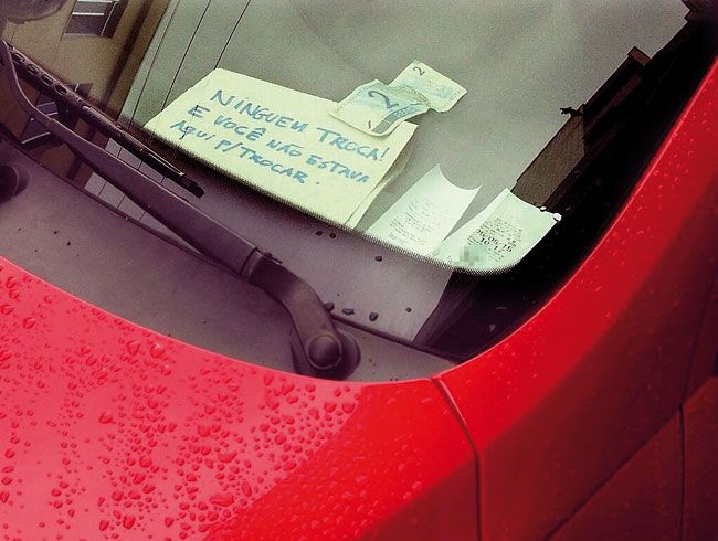 Motorista deixa recado para fiscais e uma nota de R$ 2 afixada no vidro do carro 