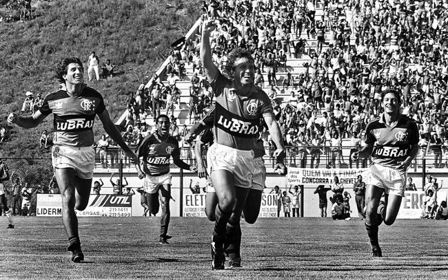 Um dia mágico revivido 2 No Municipal lotado, Zico comemora seu último gol como profissionalROBERTO FULGÊNCIO