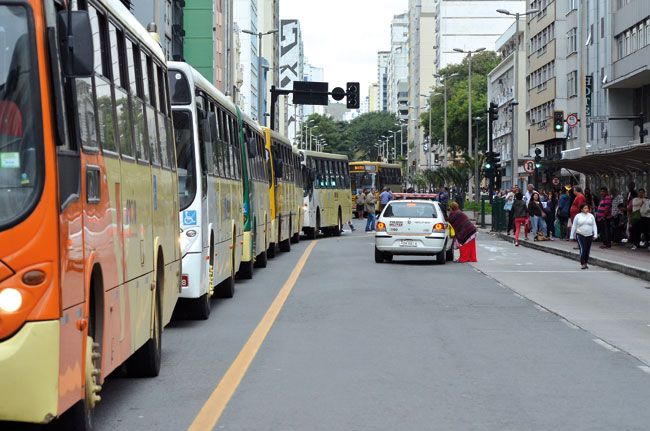 Paralisação repentina prejudica usuário 2 O usuário entra, paga a passagem, tem que descer e andar até o trabalho. É um prejuízo. Francisco Anísio Pereira, da Associação dos Usuários Foto: OLAVO PRAZERES/18-05-15