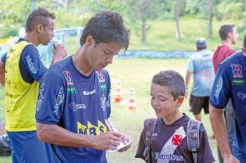 Ricardo Leão é o novo auxiliar técnico do Tupi (FELIPE COURI/12-05-15) Daniel Morais atende o fã Samuel Araújo (FELIPE COURI/12-05-15)