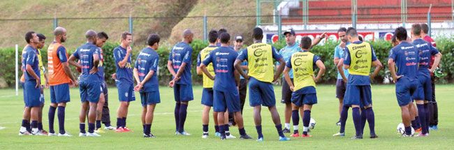 Depois da trave, sonho é a rede 2 Técnico Leston Júnior orienta jogadores no Estádio Municipal (LEONARDO COSTA/04-05-15)