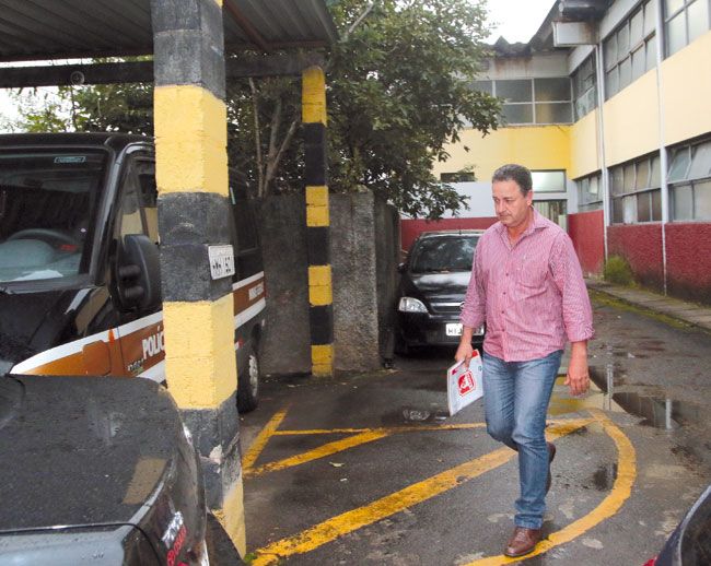 Após esclarecimentos, João do Joaninho deixa delegacia pela garagem, nos fundos do prédio ( FERNANDO PRIAMO/16-06-15)