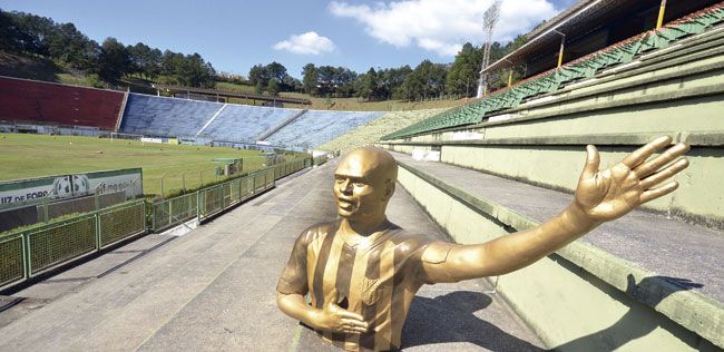 Um busto sem lar 2 Busto feito em fibra de vidro pelo escultor Adriano Barbosa (Olavo Prazeres/11-06-15)
