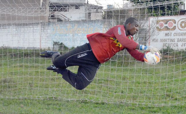 O paredão alvinegro 2 Com 1,84m de altura, Glaysson é sinônimo de força no elenco Carijó (Marcelo Ribeiro)