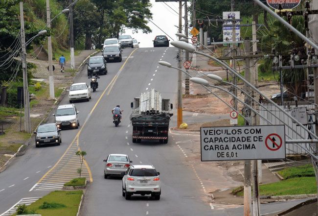 Condutores de veículos pesados ignoram placa que restringe circulação (MARCELO RIBEIRO)