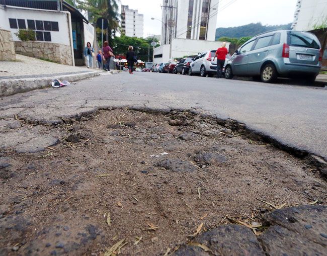 Condição do asfalto piora pela cidade 6 Cratera toma parte da Rua Benjamin Colucci, no Centro