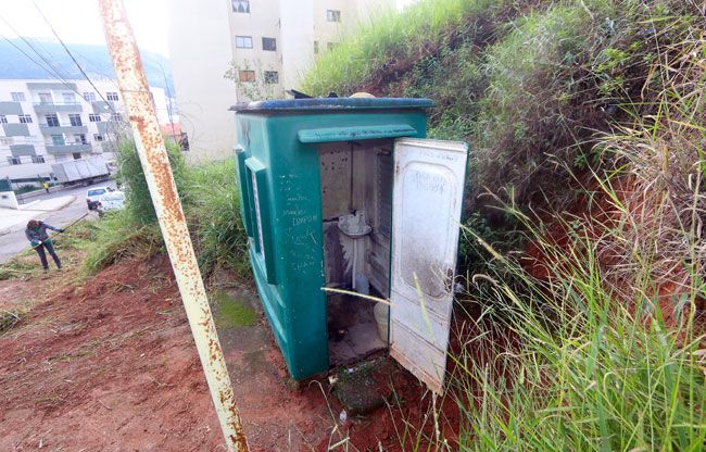 Motoristas doentes, passageiros em risco 2 Encravado em barranco, banheiro usado por motoristas no São Mateus fica em meio ao mato (LEONARDO COSTA/01-06-15)