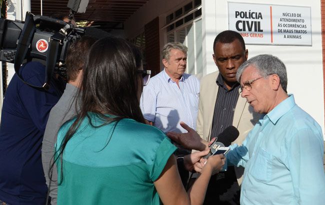Delegada deverá ouvir João do Joaninho hoje 2 Fiorilo, Militão e Oliveira Tresse, na saída da delegacia, após reunião com Dolores Tambasco (ROBERTO FULGENCIO/15-06-15)