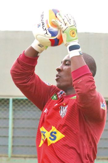 Reforçando o jogo aéreo 2 Goleiro Glaysson também foi exigido (Leonardo Costa)