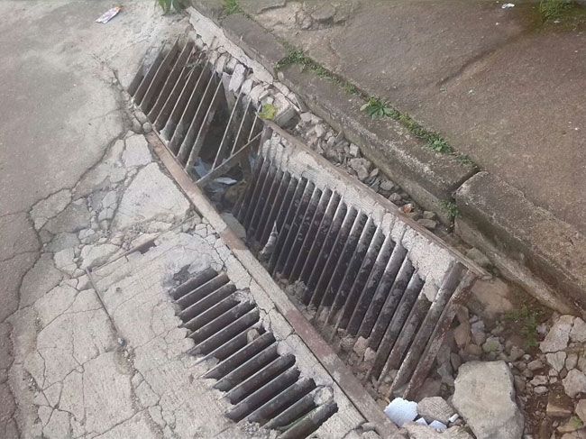 Grade de proteção solta na Rua Tenente Paulo Maria Delage