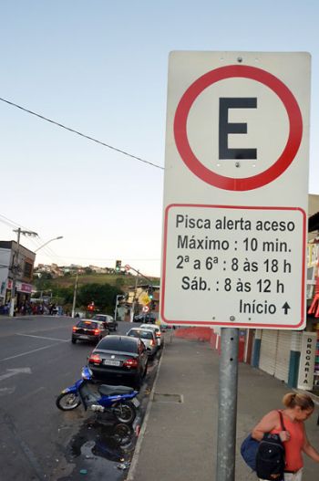 Irregularidade é verificada com frequência na Avenida Presidente Costa e Silva