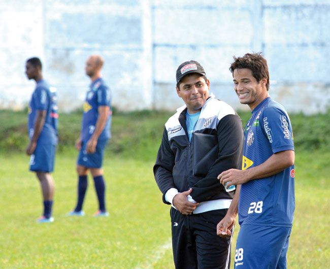 Novos rumores sobre assédio 2 Leston Júnior conversa com Daniel Morais no treino de ontem (Marcelo Ribeiro/18-06-15)