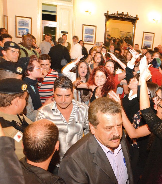 Vereadores saem escoltados do plenário 2 Manifestantes protestam contra retirada do termo 'gênero' do Plano para Mulheres (MARCELO RIBEIRO/29-06-15)