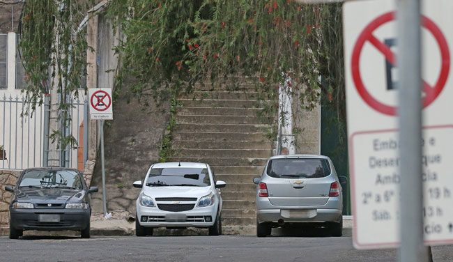 Motoristas ignoram placa com proibição e estacionam em viradouro