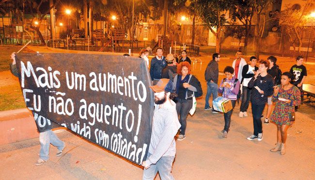 Movimento organizado pela internet  reuniu cerca de 20 manifestantes (MARCELO RIBEIRO/19-06-15)
