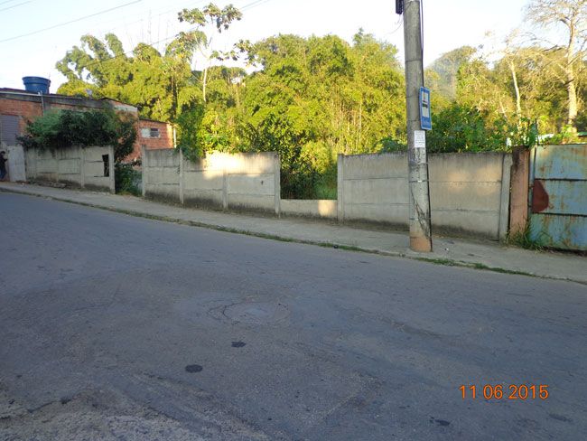 Terreno abandonado na Zona Sul 2 Muro quebrado favorece o depósito de lixo