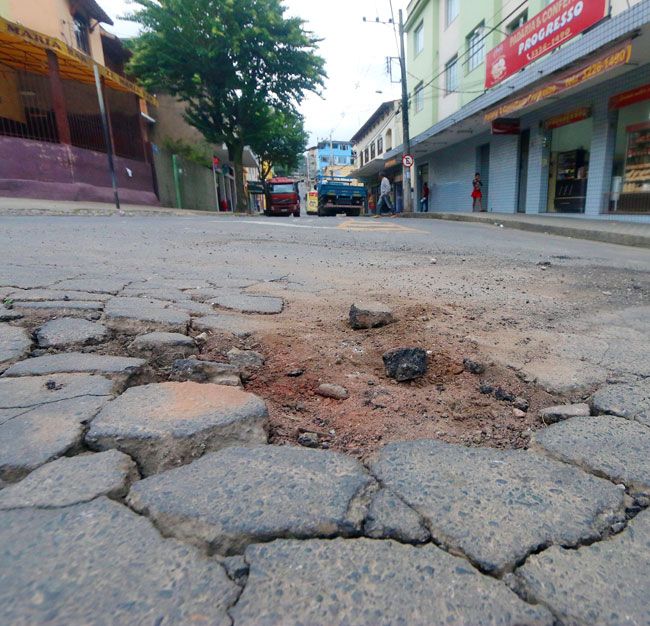Condição do asfalto piora pela cidade 5 Na Rua Américo Lobo, interseção com Augusto Stoppa, no Progresso, asfalto apresenta rachaduras e esfarelamento
