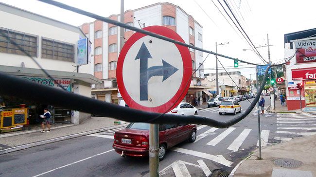 Na Rua Osório de Almeida, no Poço Rico, fiação está na altura da cabeça dos pedestres