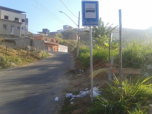 Não há abrigo ou banco na parada da Rua Antenor Rizzato