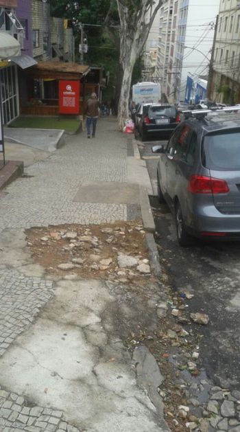 THIAGO MACHADO NOGUEIRA Pedras portuguesas se soltaram formando um buraco na calçada da Halfeld
