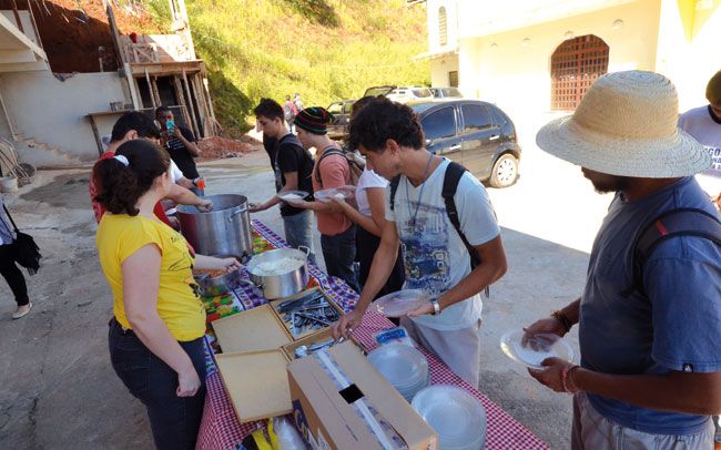 Grupo estudantil oferece almoço gratuito 2 Refeição foi oferecida no pátio da Igreja de Nossa Senhora de Fátima, em São Pedro (OLAVO PRAZERES/08-06-15)