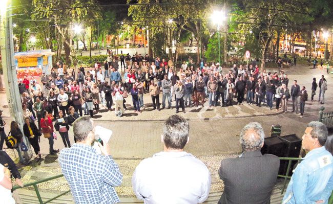 Servidores aprovam proposta da Prefeitura 2 Sinserpu fez assembleia nas escadarias da Câmara (FERNANDO PRIAMO/19-06-15)