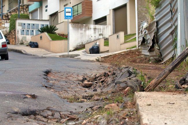 Condição do asfalto piora pela cidade 4 Trecho da Rua Guaçuí, no São Mateus, está em condições precárias