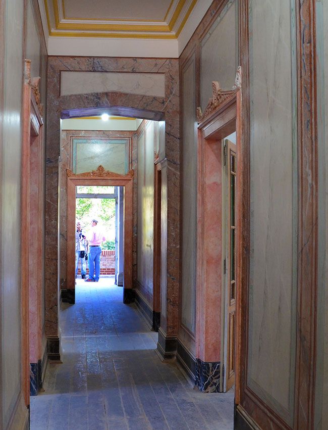 Um dos corredores da Villa já teve pintura original restaurada