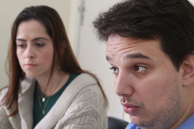 Viviane Bastos, da Assistência Farmacêutica, e Mariano Miranda, subsecretário de Gestão, falam dos desafios para a compra e distribuição dos medicamentos 