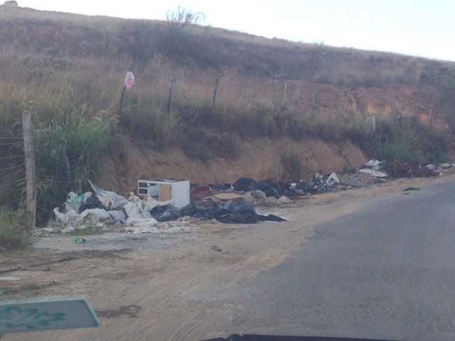 Acúmulo de lixo na via incomoda moradores