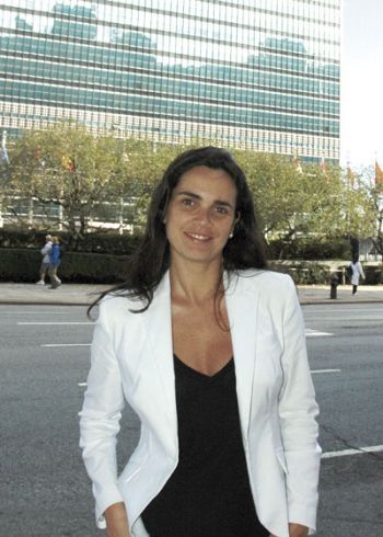 Entrevista com Adriana Carranca, jornalista 5 Adriana Carranca conta a história da menina paquistanesa que quase perdeu a vida por querer ir à escola Cortesia da Associação de Correspondentes da ONU)