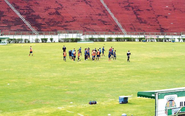 Ainda longe da perfeição, piso do Mário Helênio mostrou evolução (Olavo Prazeres/09-07-15)