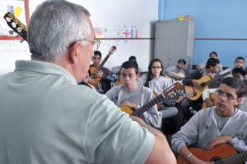 Arte na rua 12 Além de ministrar oficinas, Turibio dos Santos se apresenta na Fazenda São João da Prosperidade, em Barra do Piraí, no dia 18